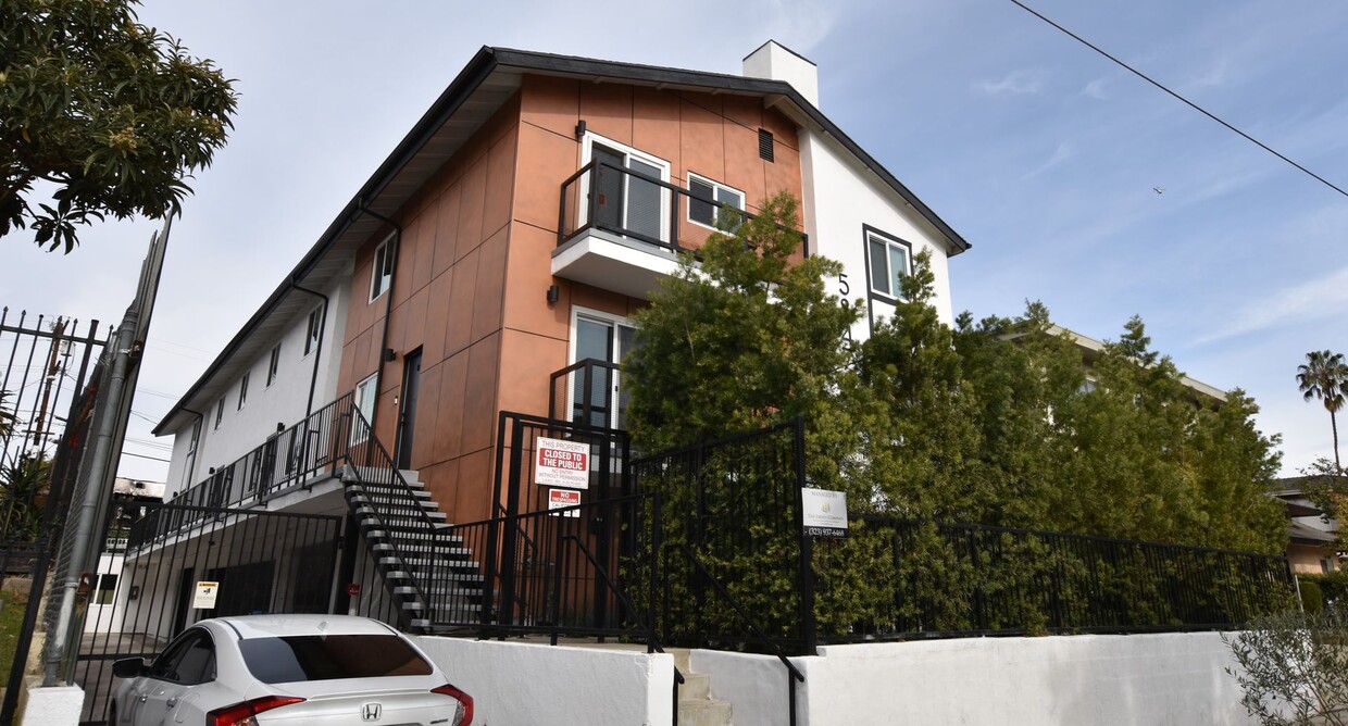 Primary Photo - 5847 Willoughby Ave