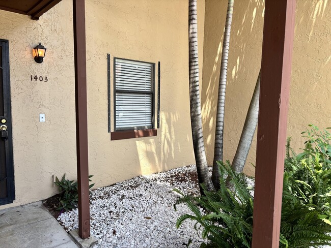 Foto del edificio - 1403 Lakeview Dr E