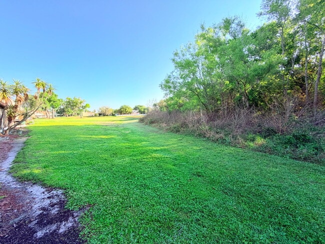 Foto del edificio - 2 Bedroom Condo on a Corner Lot Available for Rent