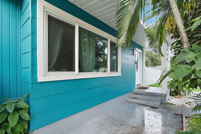 Foto del edificio - Spacious Gulfport Gem with Large Private Backyard and Plenty of Driveway Space