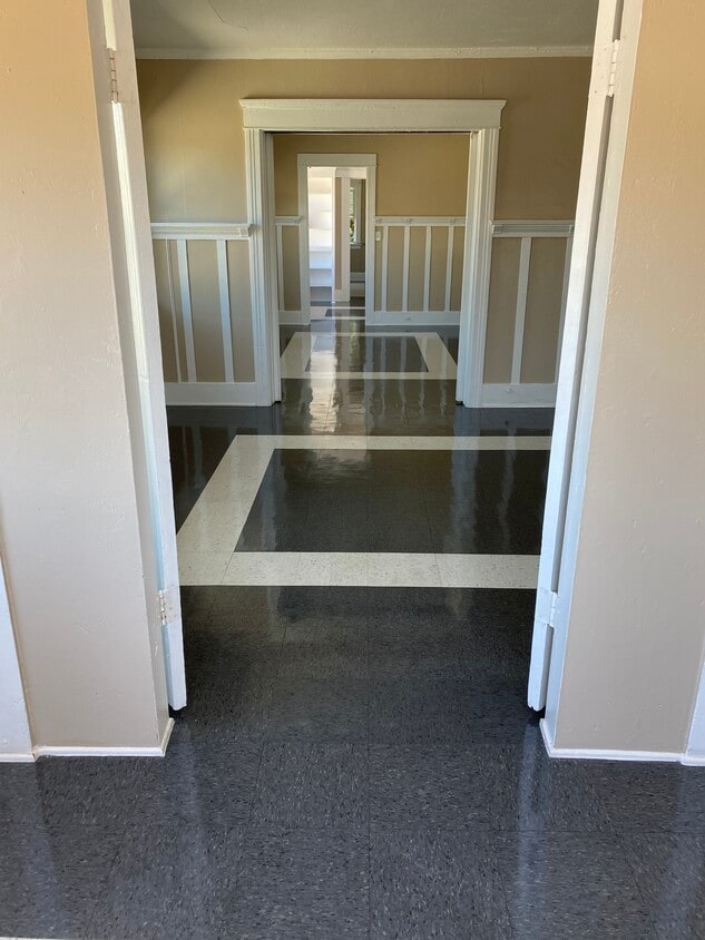 Foto principal - 718 W 55th St