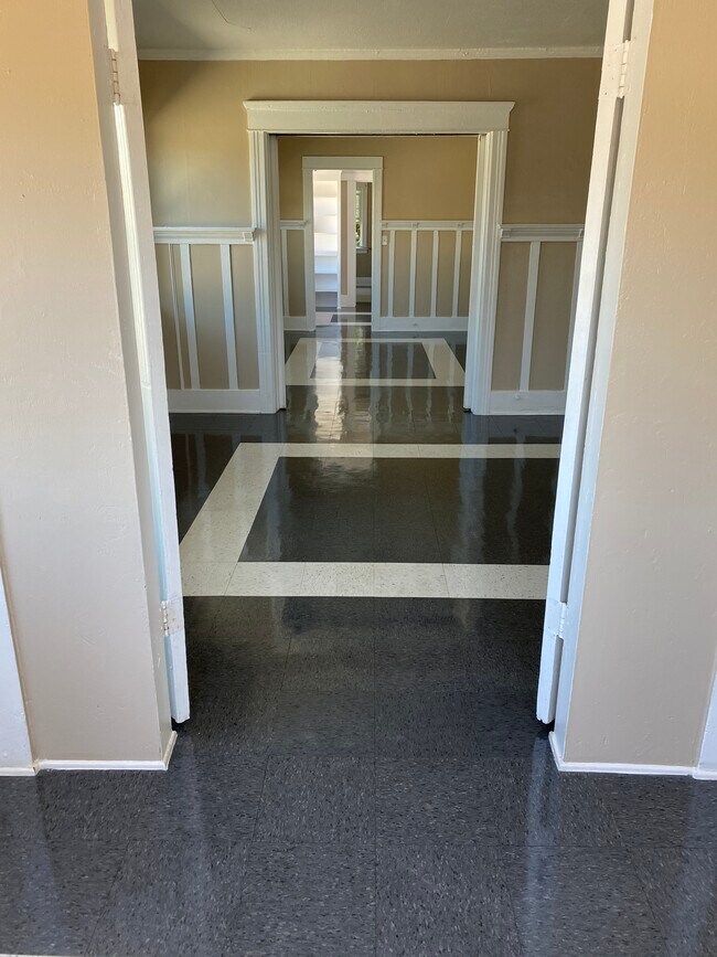 Photo - 718 W 55th St Apartments