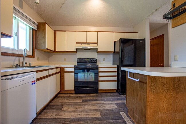 Building Photo - 3 Bedroom / 2 Bath Home in Bellevue Availa...