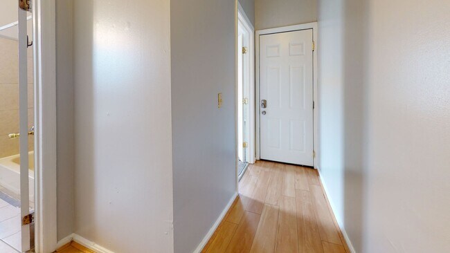 Building Photo - 2610 Woodburn Ave