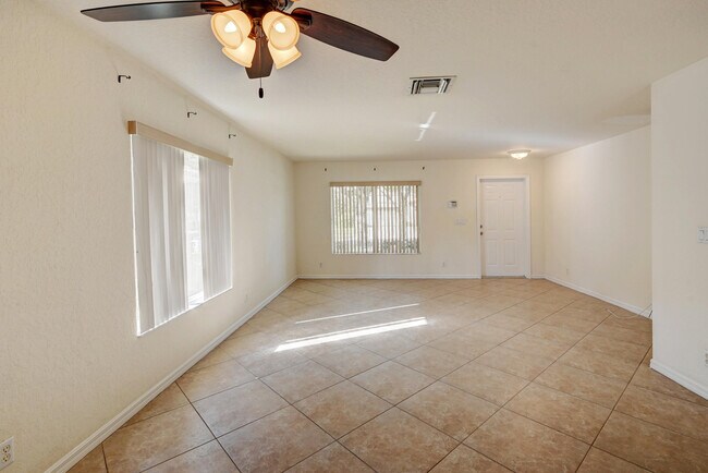 Foto del edificio - 5639 SE Graham Dr