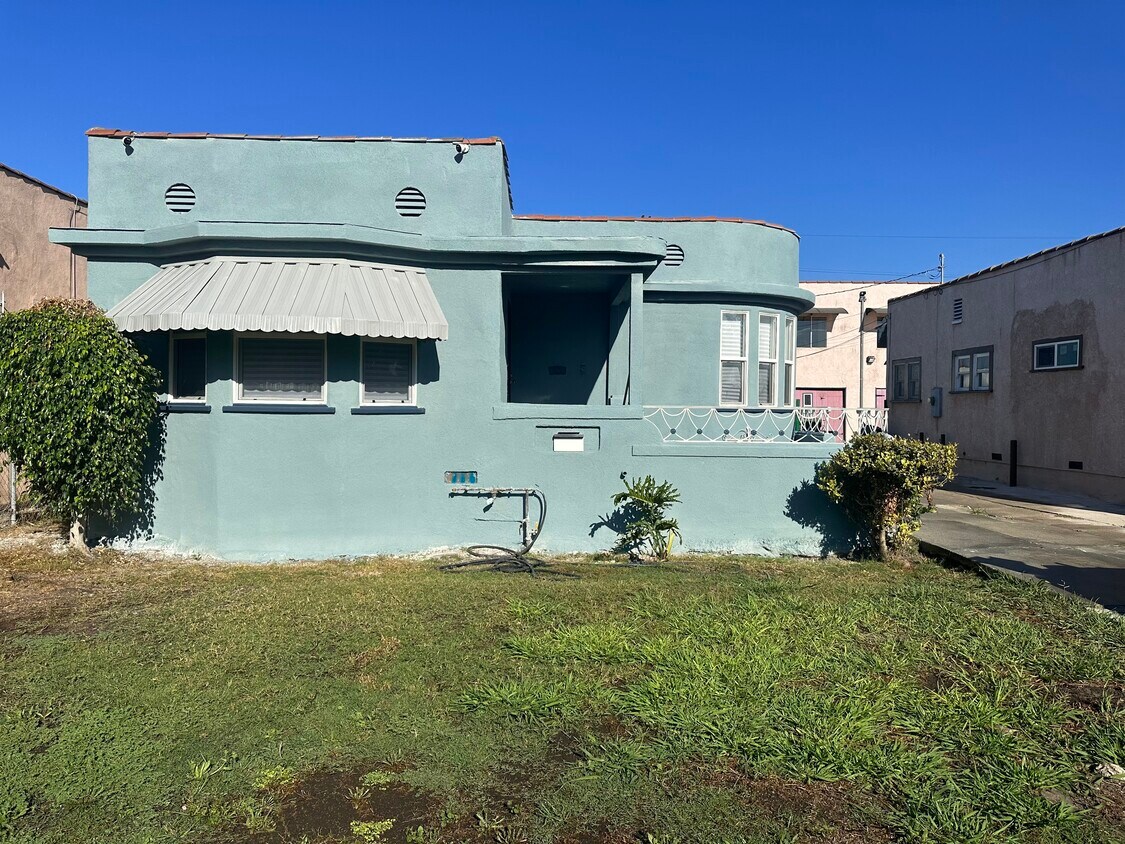 Primary Photo - 2435 S Cochran Ave