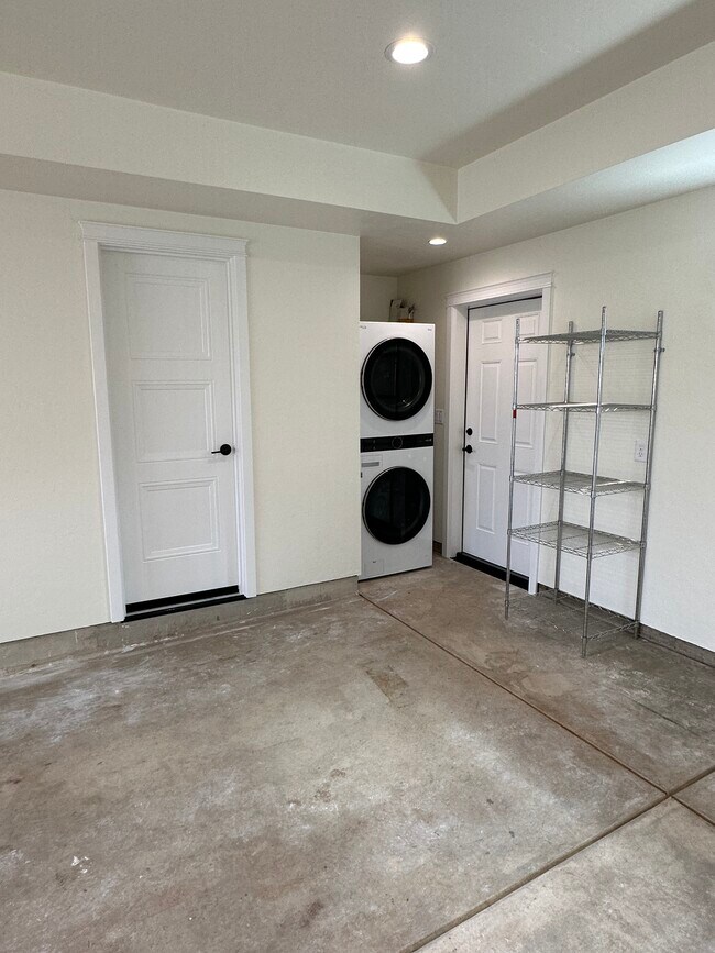 Lavandería en el garaje, medio baño - 712 E 22nd Ave