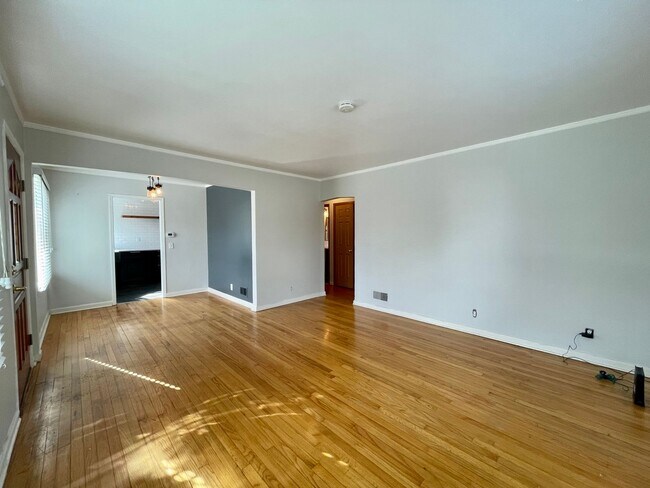 Foto del edificio - Cute Classic 1950s 2 Bd 1 Ba House + Bonus Room w/ Washer & Dryer, AC and Fenced Spacious Yard!