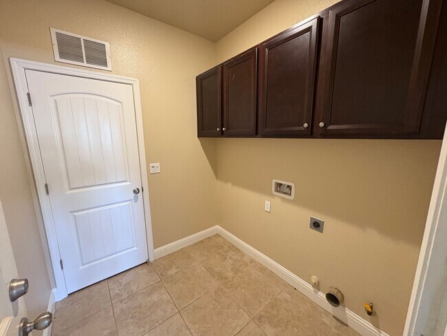 Foto del edificio - Spacious NW Visalia home Available Now!