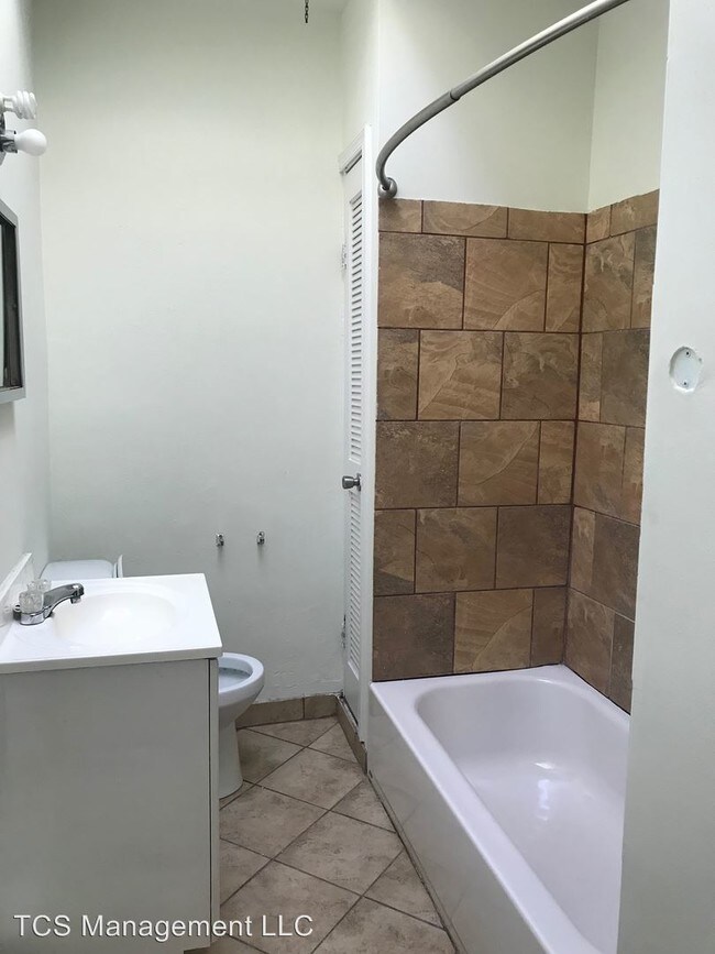 Building Photo - 2 br, 1 bath Apartment - 6906 Woodland Ave