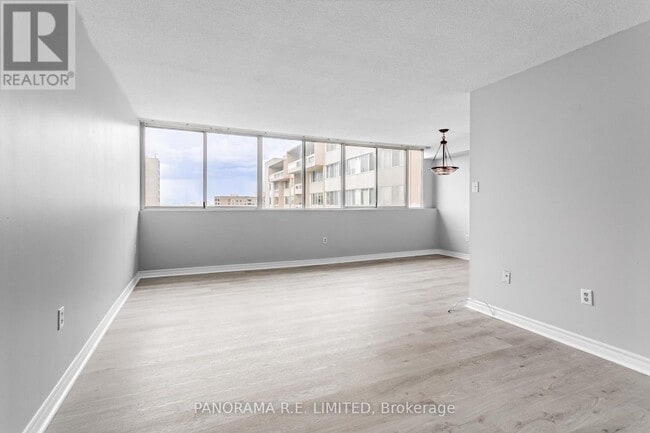 Building Photo - 3590-3590 Kaneff Crescent