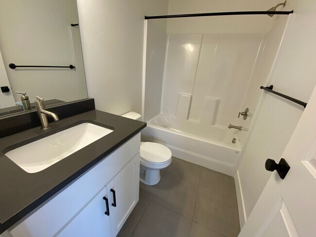 Foto del edificio - Beautiful Newer Rockwell Ranch Townhome (End Unit)