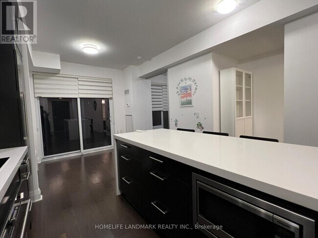 Building Photo - 1080 Bay St.