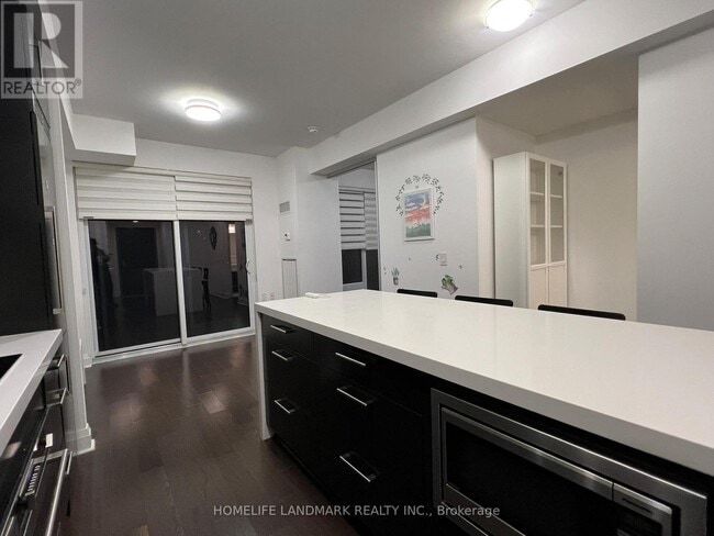 Photo du bâtiment - 1080 Bay St.