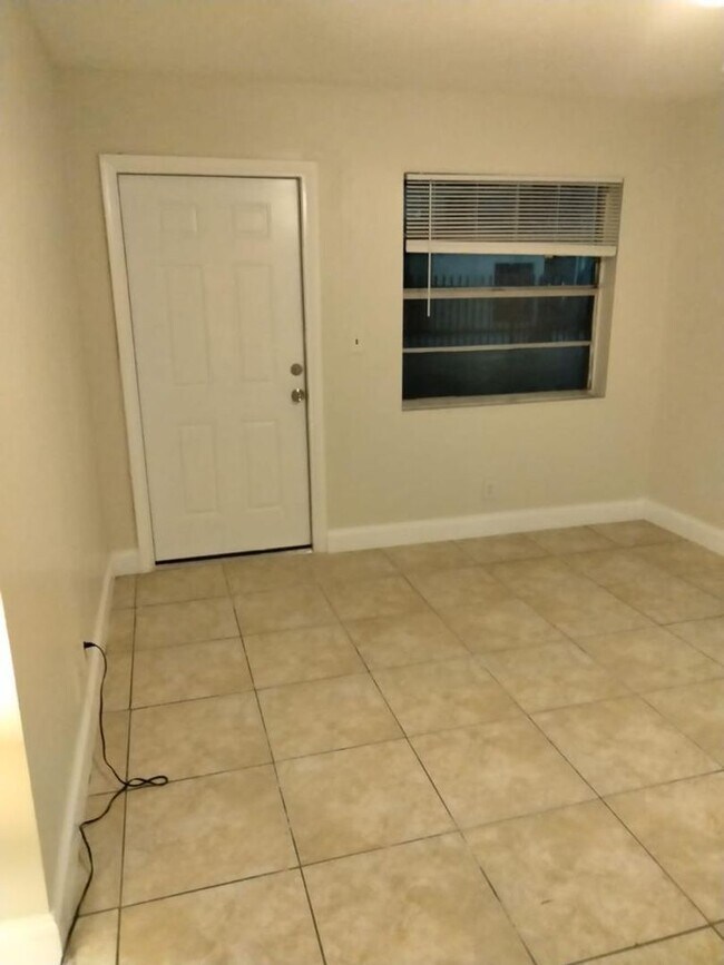 Foto del edificio - Large 1 Bed 1 Bath in Lauderdale Lakes