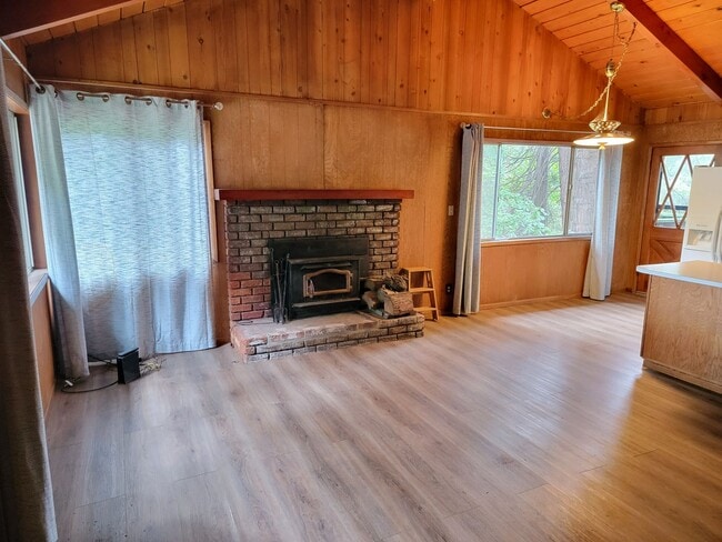 Building Photo - Crestline Home