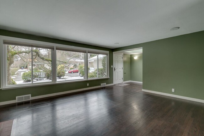 Building Photo - Seattle Home with HUGE yard in a Great Nei...