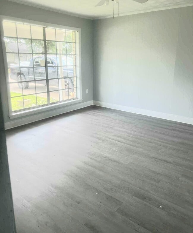 Building Photo - 402 Holiday Dr