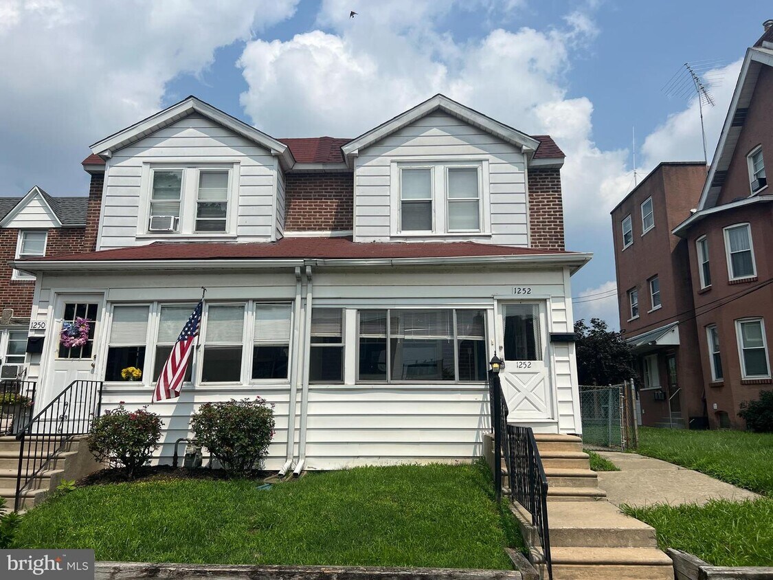 Primary Photo - 1252 E 12th St