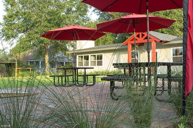 Foto del edificio - 200 Oakcrest Dr