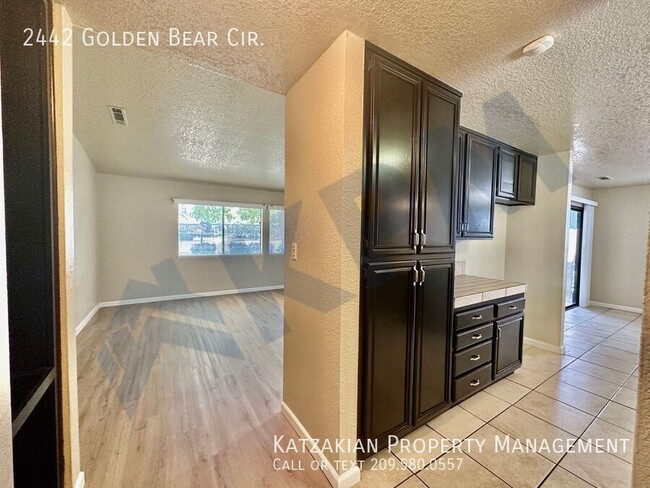 Foto del edificio - Single Story 3 Bedroom 2 Bath Golden Bear ...