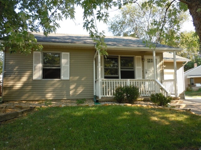 Building Photo - Two Master Suites and Two Bathroom Home