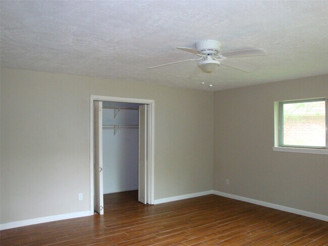 Foto del edificio - 10215 Cliffwood Dr