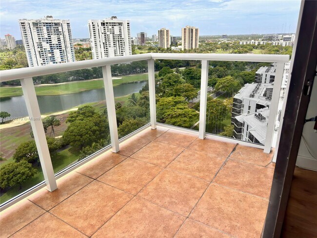 Foto del edificio - 3625 N Country Club Dr