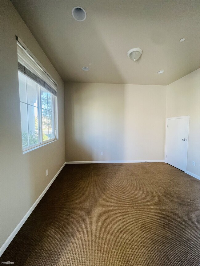 Building Photo - 3 br, 2.5 bath House - 138 West Viola Street