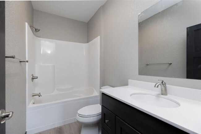 Foto del edificio - NEWLY BUILT BEAUTIFUL 2BD/2BA HOME!