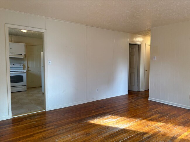 Foto del edificio - COMING SOON - 3 Bedroom, 1 Bathroom House in High Point!