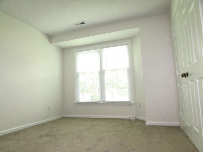 Building Photo - 2 Bed, 2 Bath Condo - Desirable Location -...