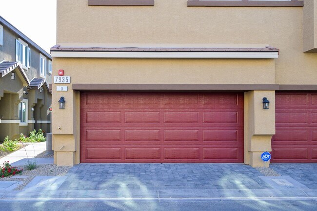 Foto del edificio - NW 3 Bedroom Townhouse!! Gated Community Pool!! 2 Car Garage!!! No Carpet downstairs.