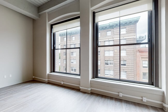 Building Photo - Roaster's Block