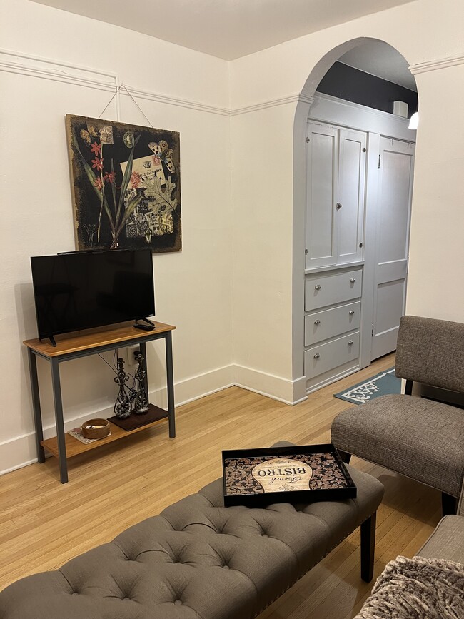 Building Photo - 856 E Carter St