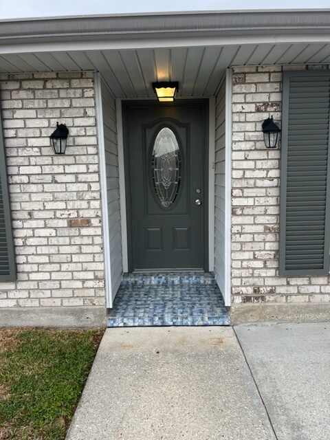 I love the tile work in front of the door - 2316 Judy Dr