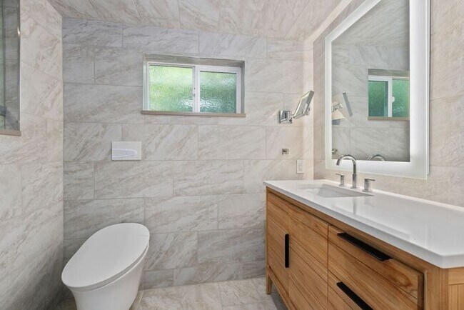Building Photo - Elegant Air-Conditioned Newly Remodeled Ma...