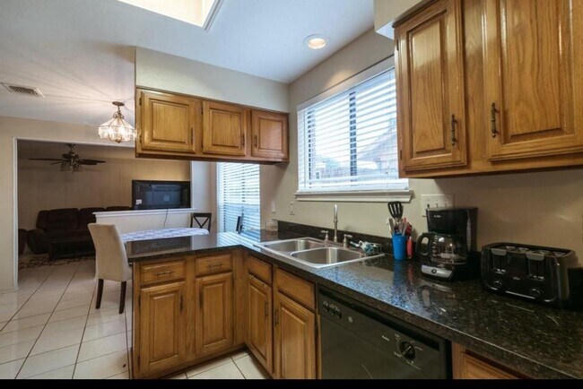 Foto del edificio - 8807 Lakeside Forest Dr