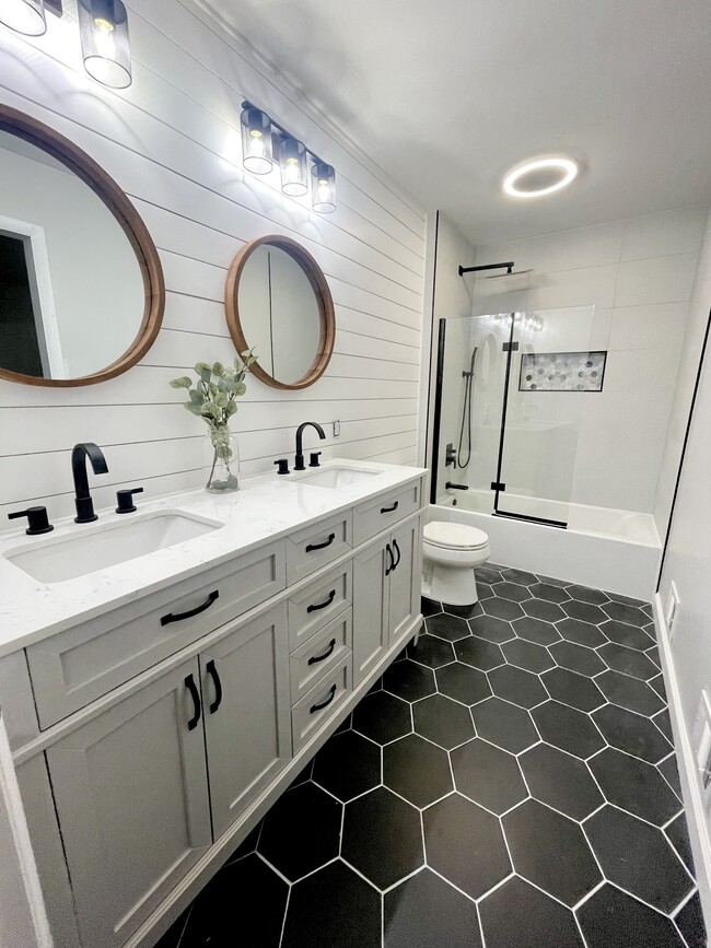 Building Photo - 10394 Meadowhead Cir