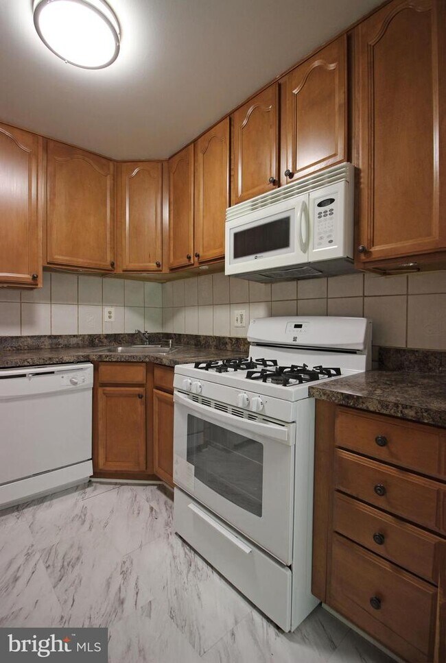 Building Photo - 10027 Mosby Woods Dr
