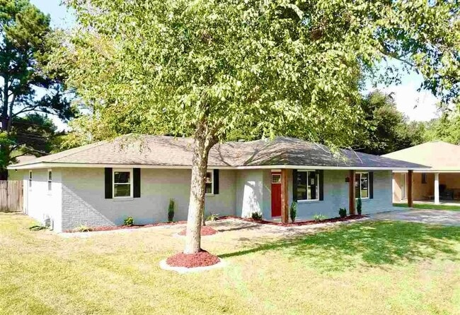 Building Photo - Spacious 3 Bedroom Home in Green Acres – F...