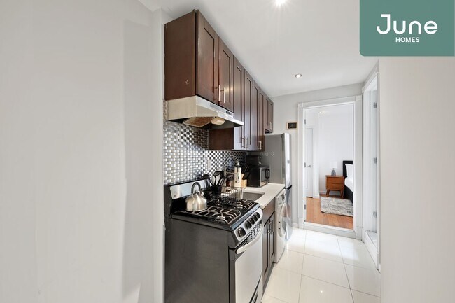 Foto del edificio - ROOM ONLY in 3-bed/1.0-bath Home