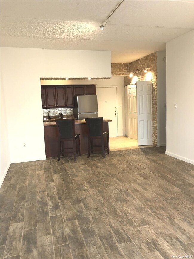 Foto del edificio - 725 Miller Ave