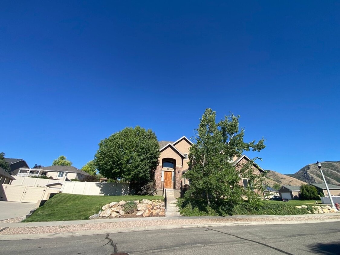 Building Photo - Great home in nice neighborhood