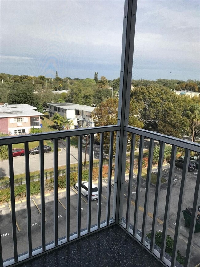 Foto del edificio - 16950 W Dixie Hwy