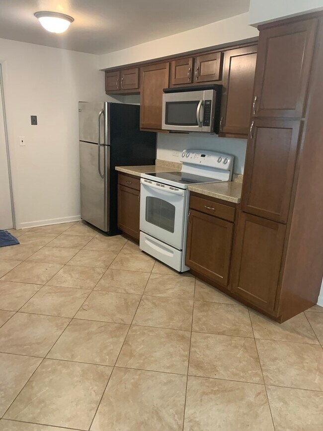 Building Photo - 1800 Hartmann Dr
