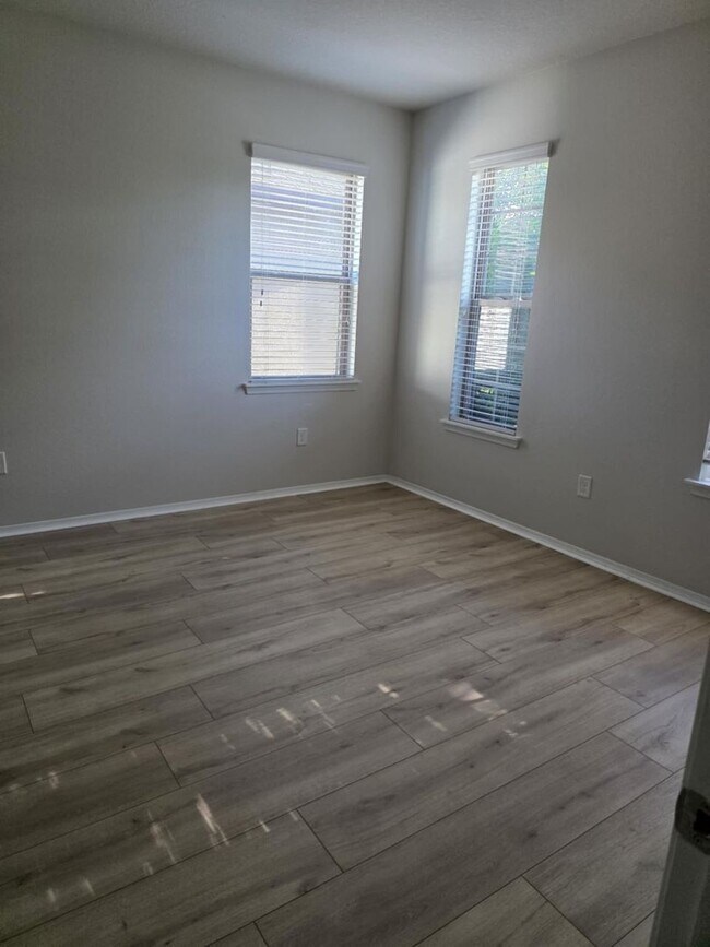 Foto del edificio - Spacious 4-Bedroom Home in Trillium – 1,97...