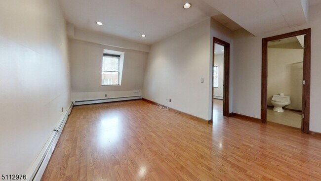 Building Photo - 214 E Broad St
