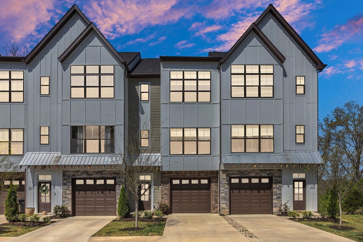 Foto principal - Better-than-new townhome in Highlands at S...