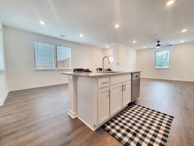 Building Photo - Spacious 4/BR 2.5/BA Retreat with Fenced Y...
